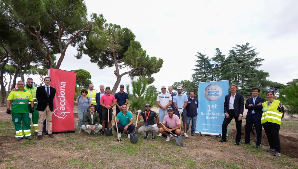 Los jugadores del European Tour se suman al plan de sostenibilidad plantando árboles en la Dehesa de la Villa
