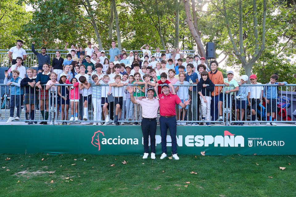Álex y Alfredo hacen disfrutar con su golf a más de un centenar de niños