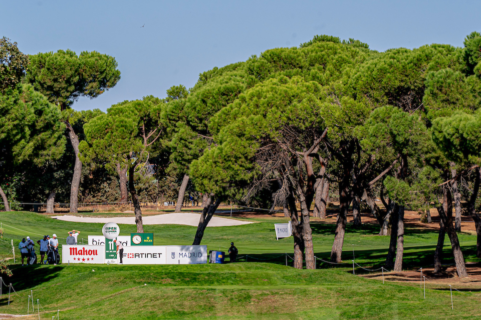 Los pares tres enseñan los dientes